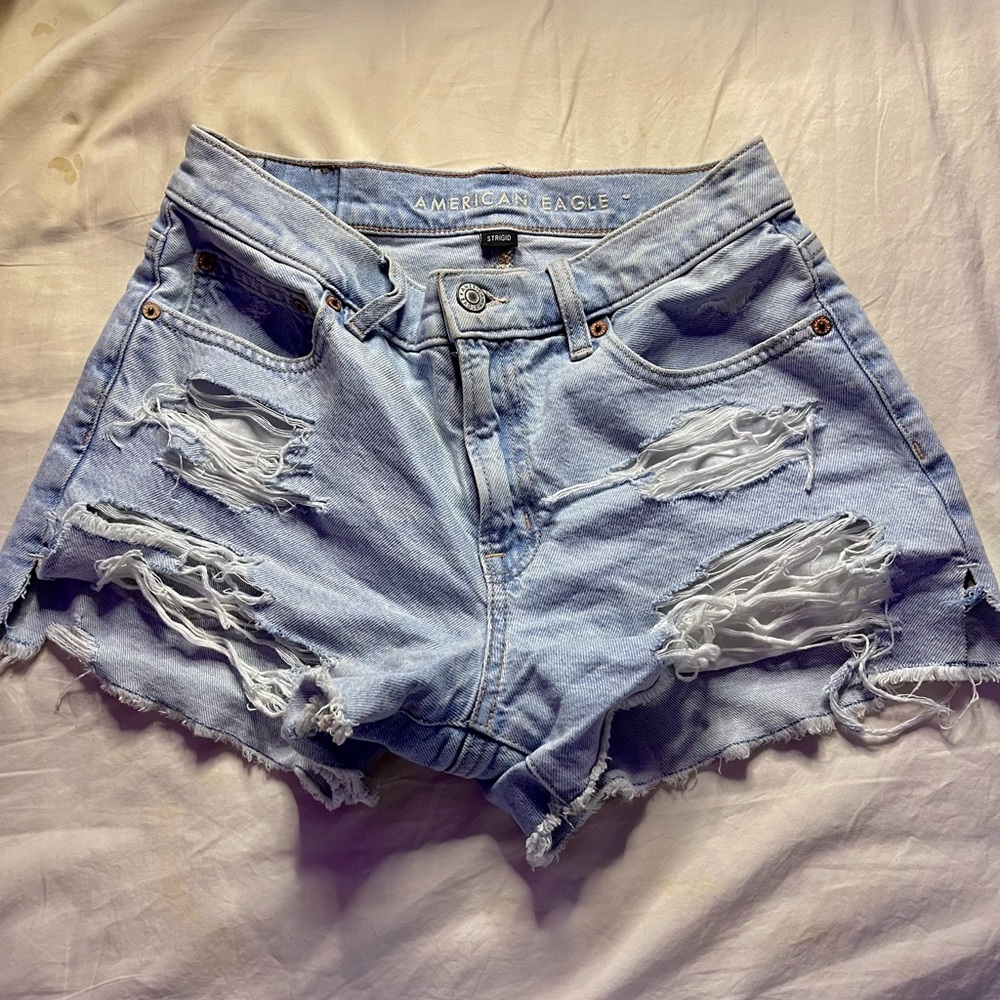 Light wash distressed denim shorts #distresseddenim